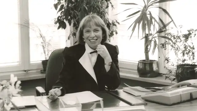 Ingrid Hofmann, Geschäftsführerin, im Büro am Schreibtisch mit Akten und Telefon.