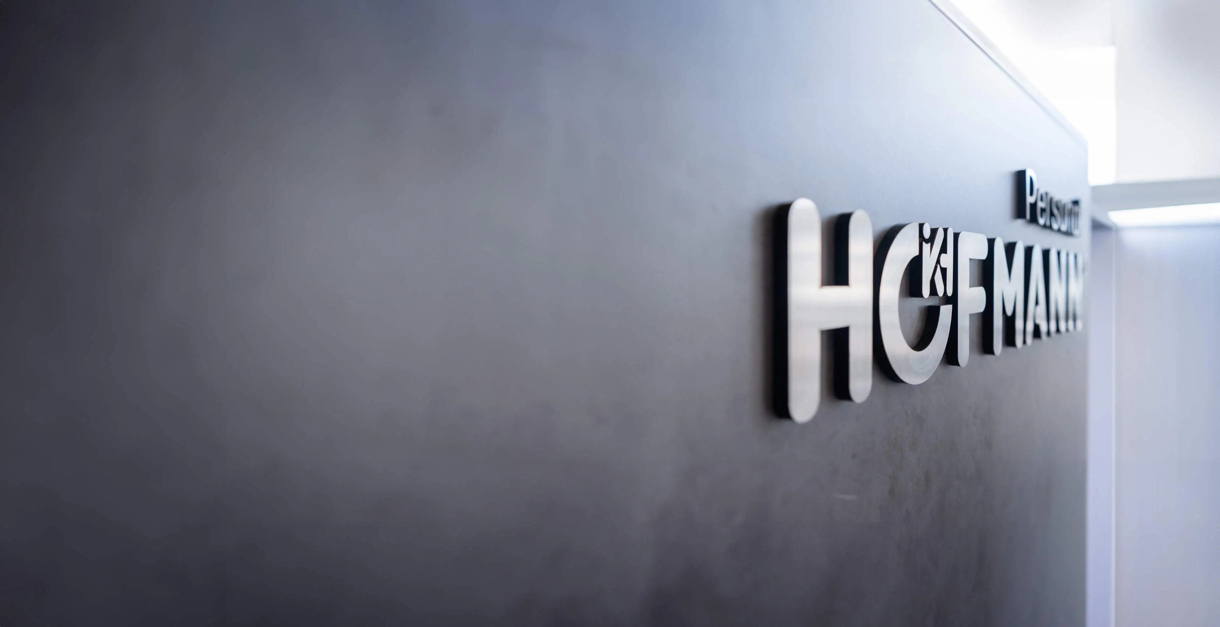 Hintergrundbild - Container eingerückt - Herzlich willkommen bei Hofmann Personal.