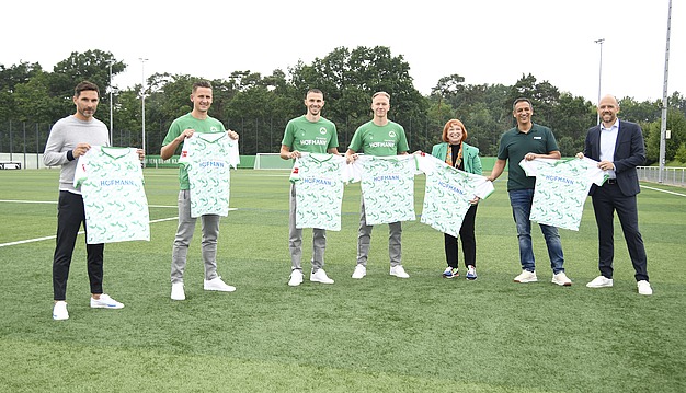 Foto auf dem Fussball Platz mit Frau Hofmann und Spieler, Verantwortliche von Greuther Fürth