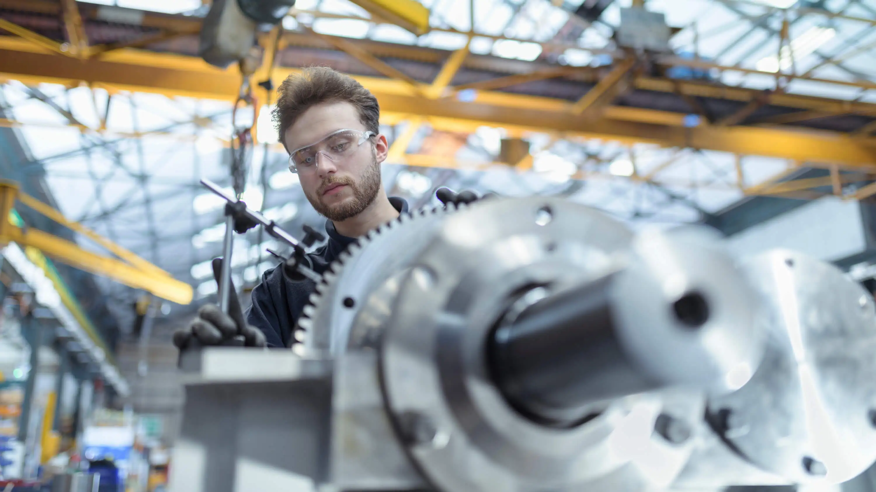 Hintergrundbild - Arbeite beim weltweit viertgrößten Automobilzulieferer.