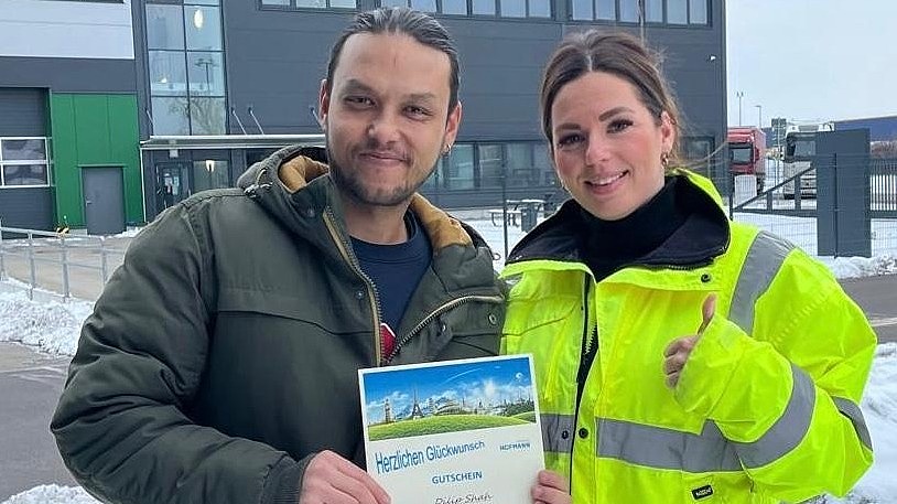 Lächelnder Mitarbeiter von Hofmann Personal gewinnt eine Reise bei der Aktion Mitarbeiter werben Mitarbeiter.