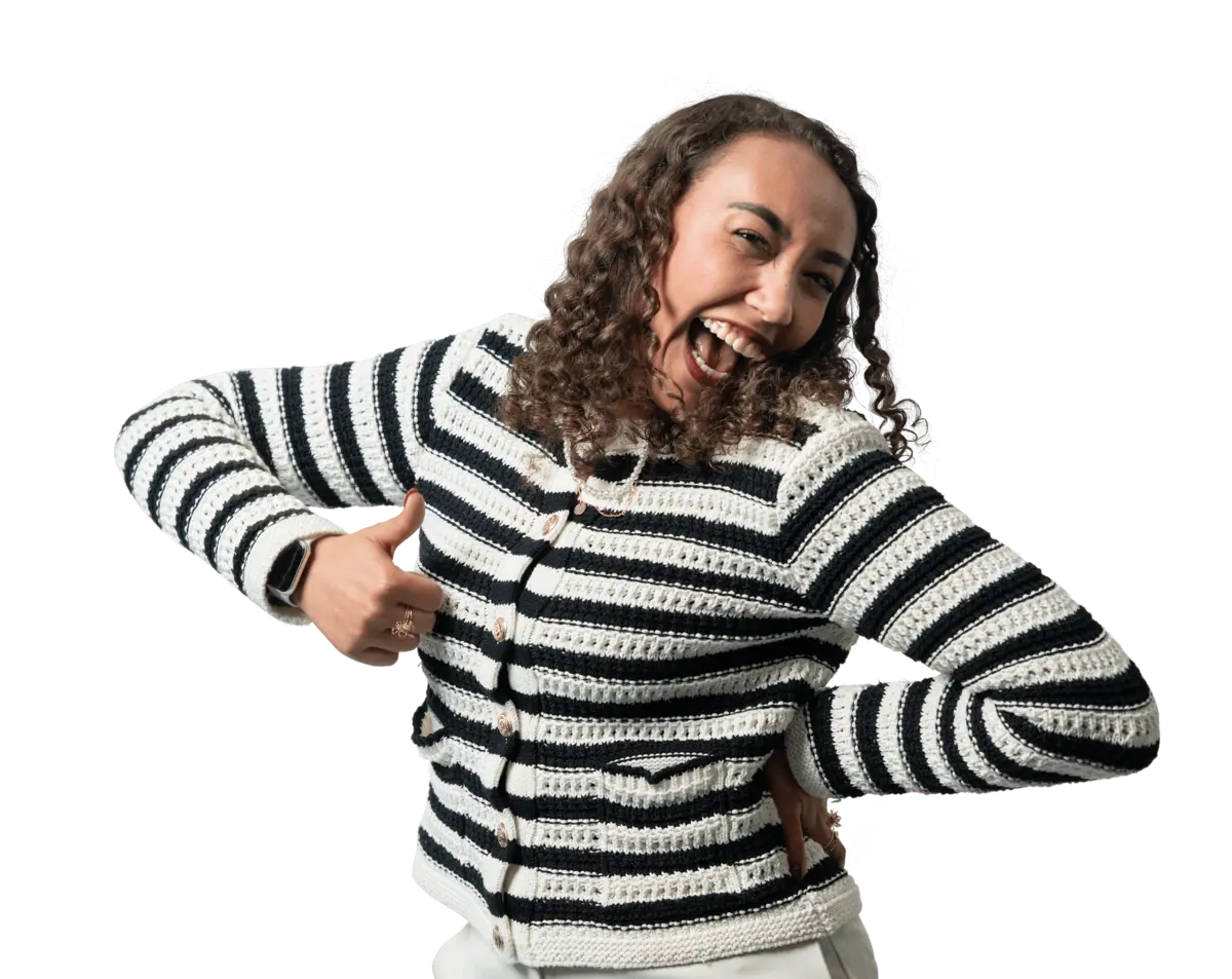 Interne Mitarbeiterin in gestreifter Strickjacke mit Perlenkette, repräsentiert Vielfalt bei Hofmann Personal.