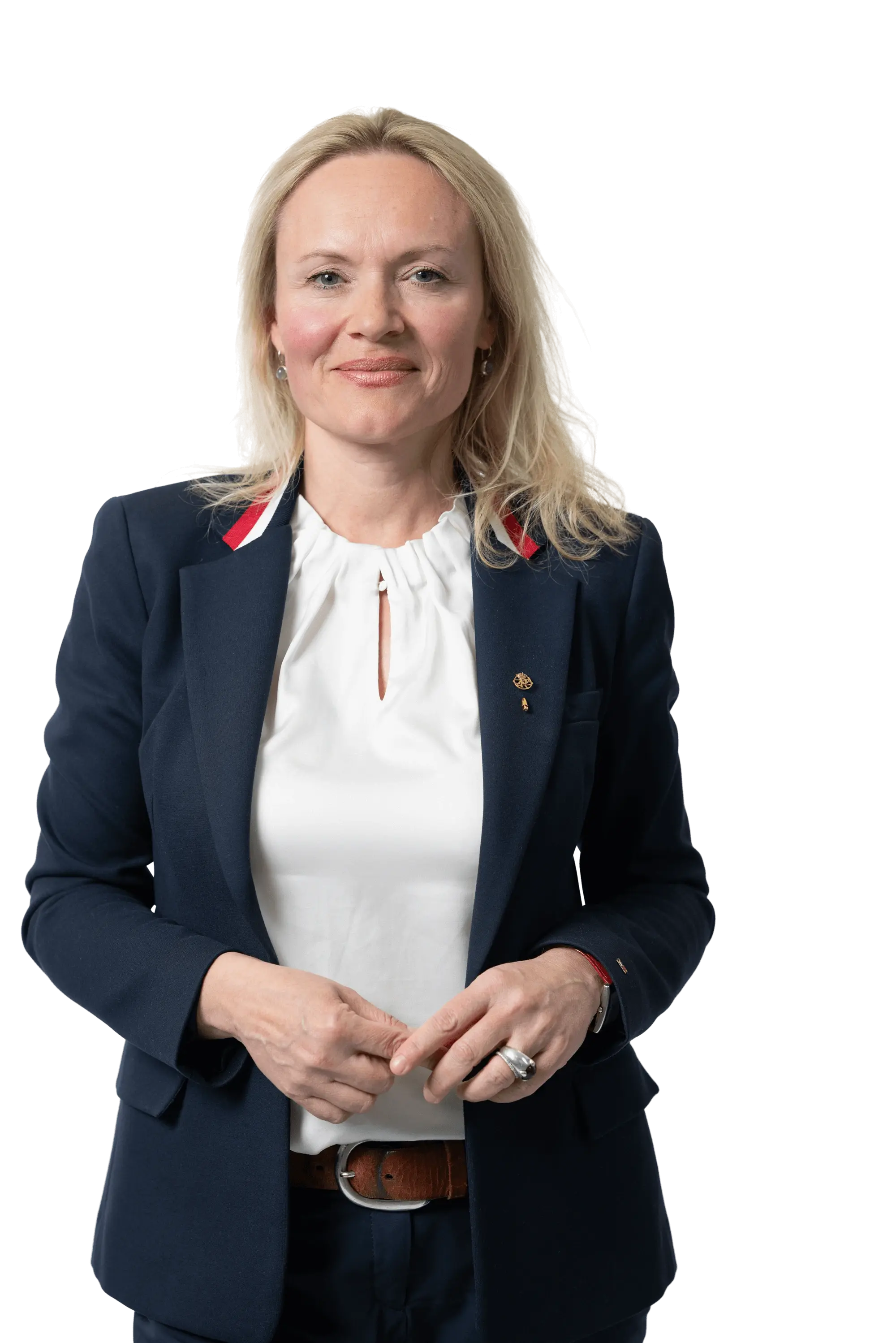 Mitarbeiterin in Business-Outfit mit blauem Blazer und weißer Bluse, repräsentiert Professionalität bei Hofmann Personal Zeitarbeit.