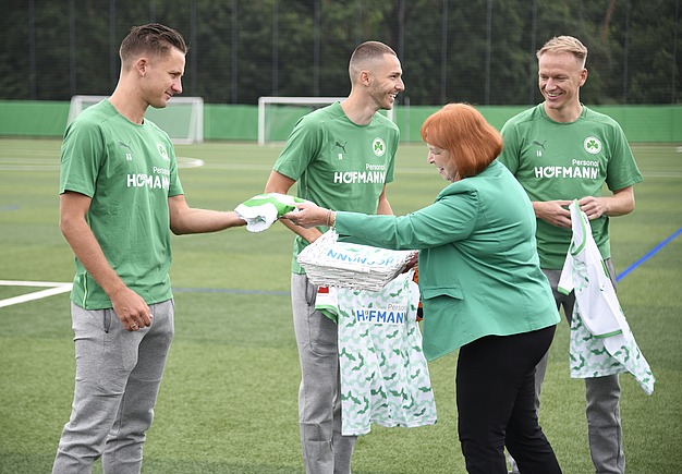 Foto Fussbaldfeld - Frau Hofmann übergibt Trikots an Spiele