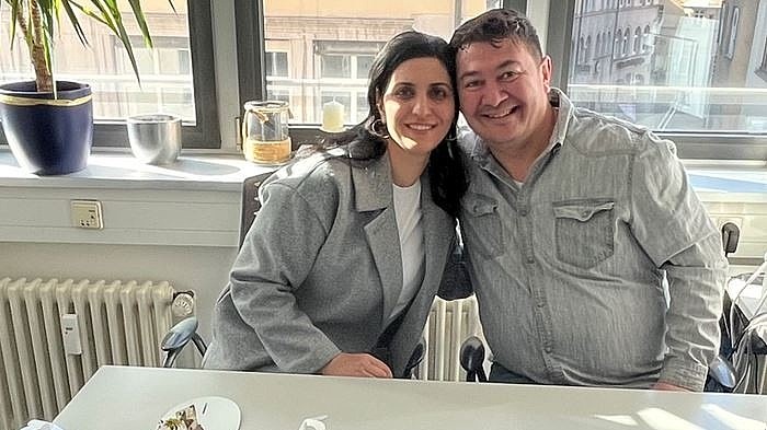 Zwei lächelnde externe Mitarbeiter von Hofmann Personal bei einer Firmenfeier.