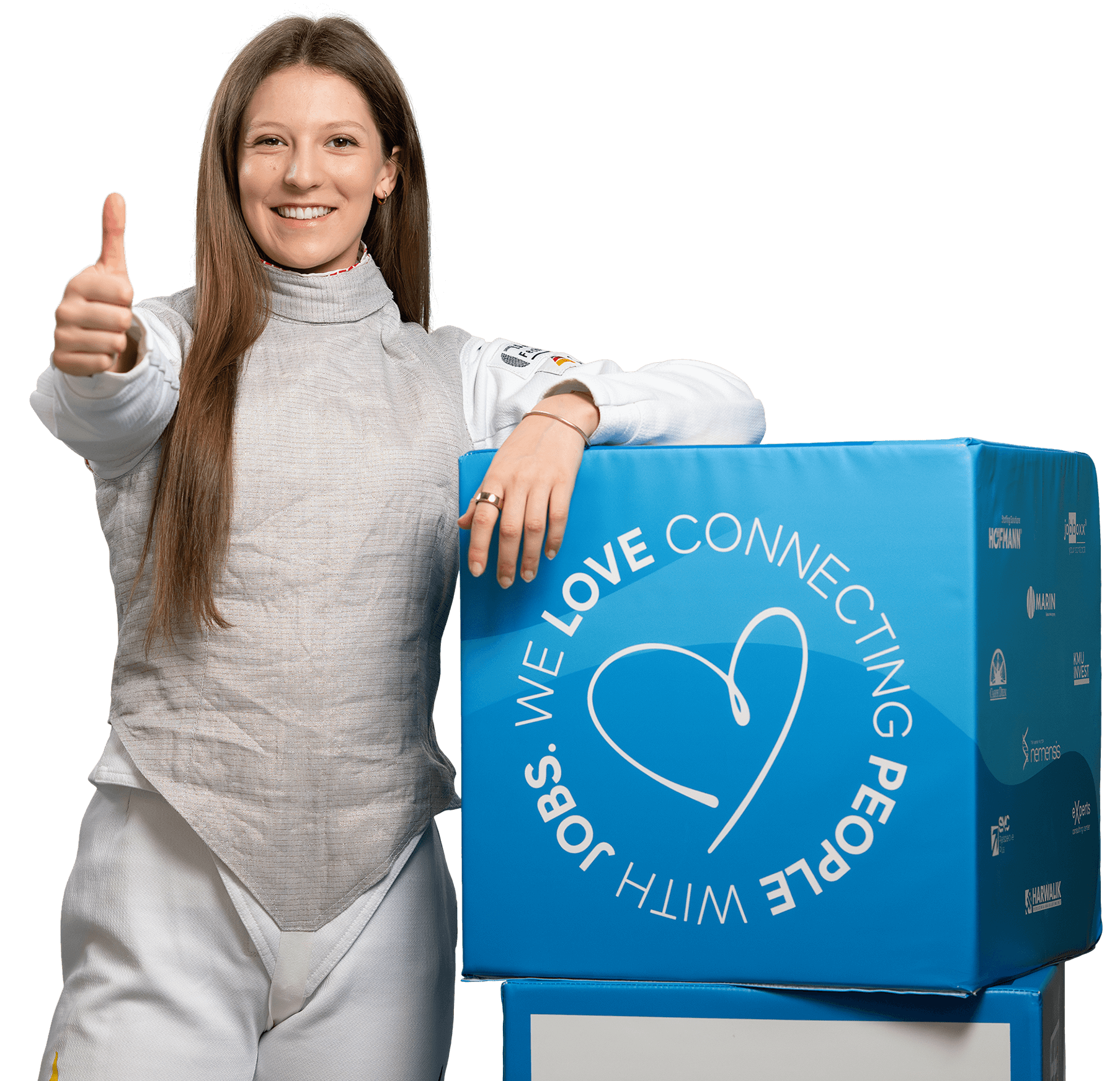 Eine von Hofmann Personal gesponserte, lächelnde Fechterin zeigt den Daumen nach oben