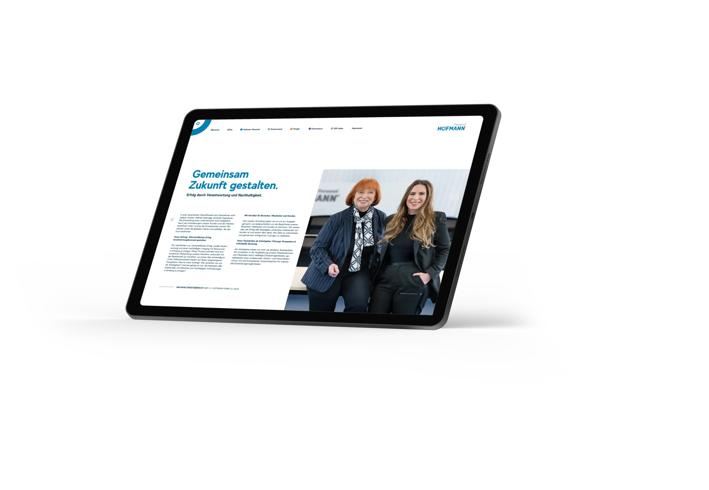 Laptop-Mockup mit Webseite, die eine Geschäftsführerin und eine Junior-Führungskraft im Gespräch zeigt