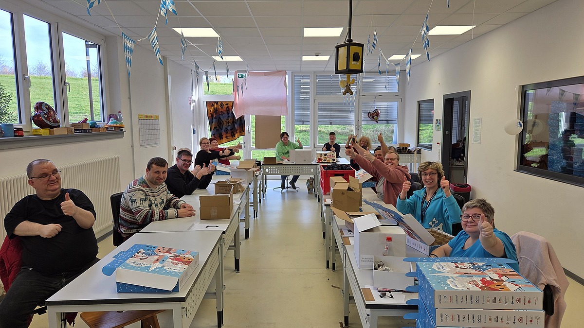 Gruppenfoto der Teilnehmer des Upcycling-Comebag-Projekts von Hofmann Personal.