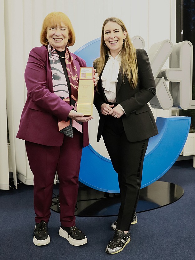 Ingrid Hofmann und Sonja Heinrich freuen sich über den ersten Platz bei Great Place to Work Bayern.