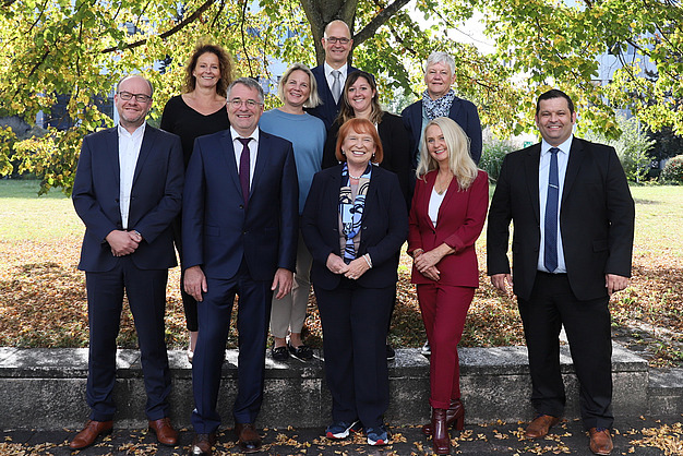 Gruppenbild - I.K. Hofmann  mit dem Zertifikat „audit berufundfamilie“ geehrt.