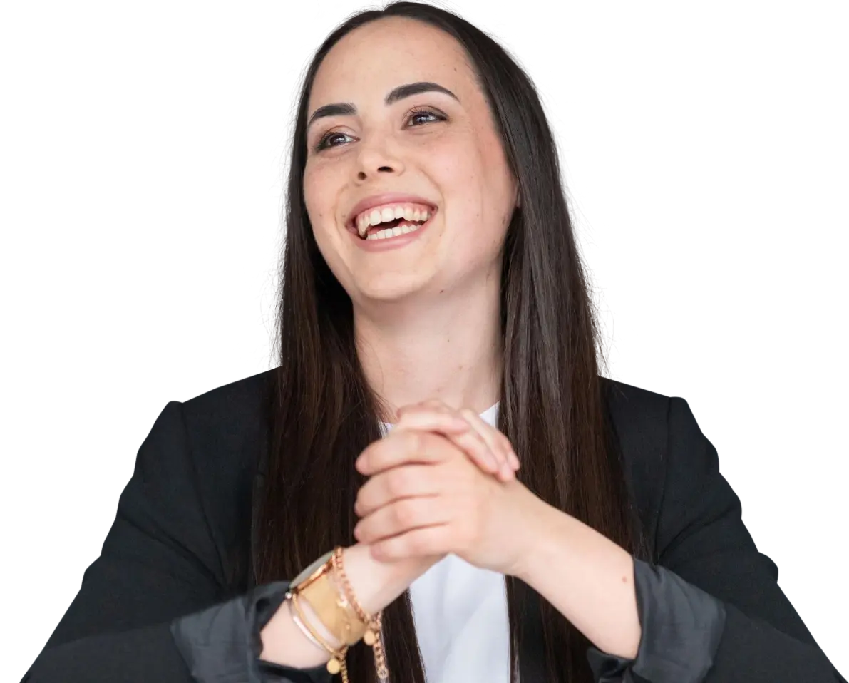 Interne Mitarbeiterin in Businesskleidung mit verschränkten Händen, symbolisiert Kompetenz und Engagement bei Hofmann Personal.