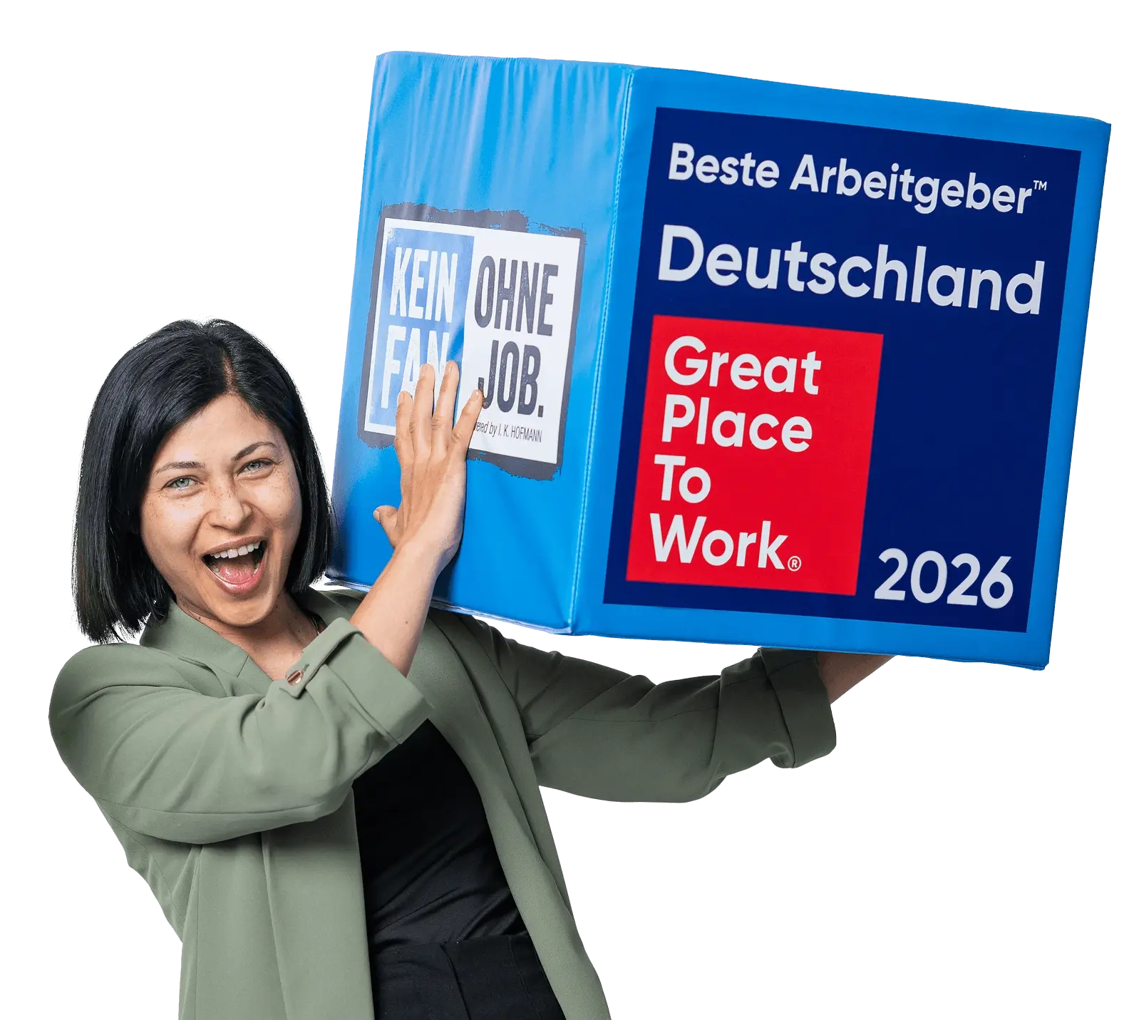 Lächelnde Mitarbeiterin zeigt einen Würfel mit der Auszeichnung Great Place to Work, die Hofmann Personal erhalten hat.