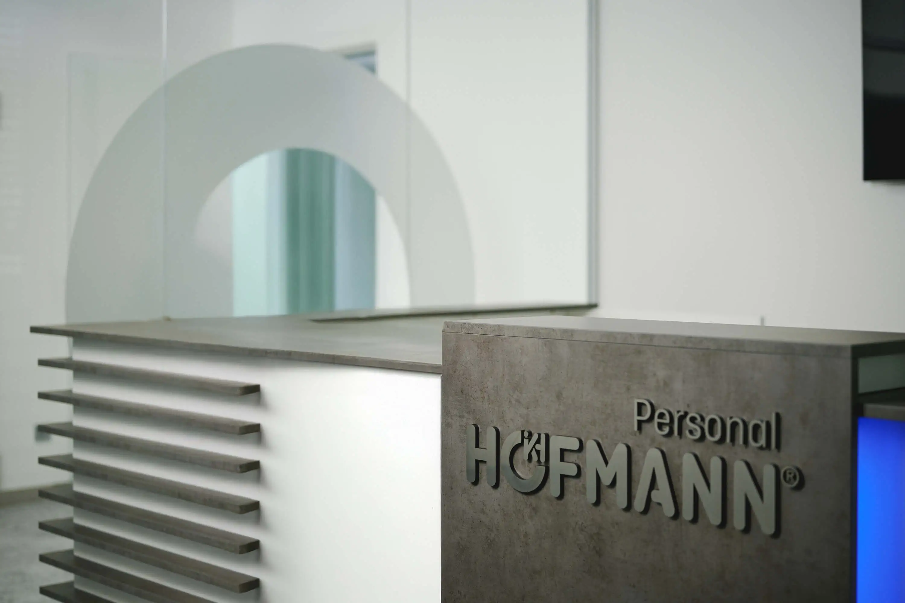 Hintergrundbild - Warum Hofmann Personal Niko unterstützt.