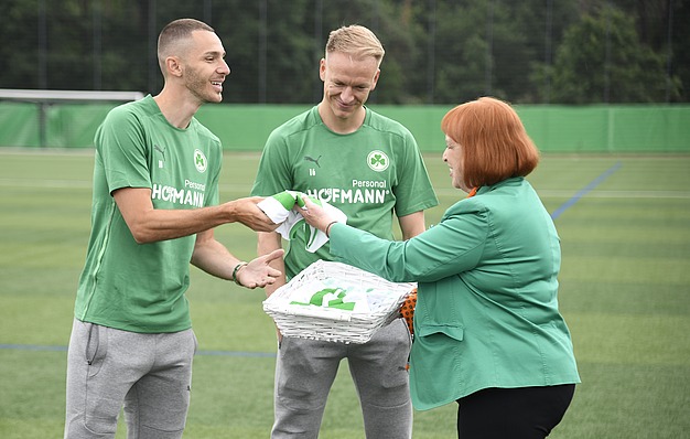Foto auf dem Fussball Platz mit Frau Hofmann und Spieler von Greuther Fürth
