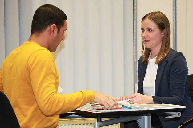Bewerbungsgespräch mit Flüchtling