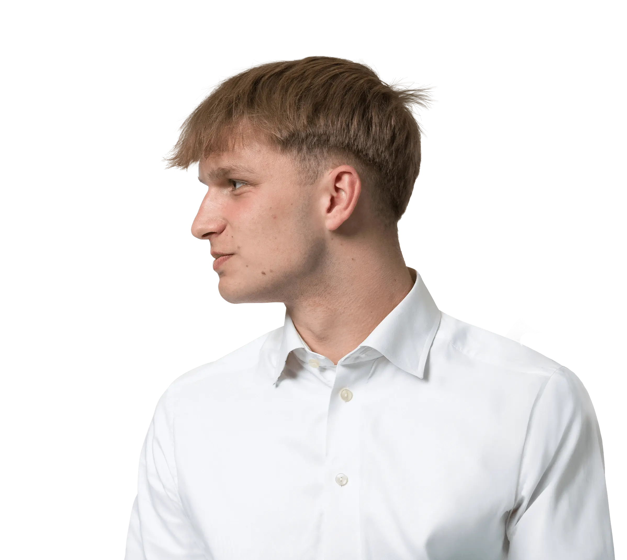 Junger Mitarbeiter in weißem Hemd vor neutralem Hintergrund, im Kontext von Zeitarbeit und Karrierechancen bei Hofmann Personal.