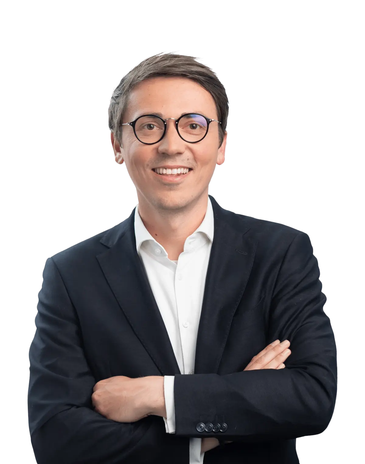 Personalberater in Business-Outfit mit verschränkten Armen, steht für professionelle Zeitarbeitsvermittlung bei Hofmann Personal.