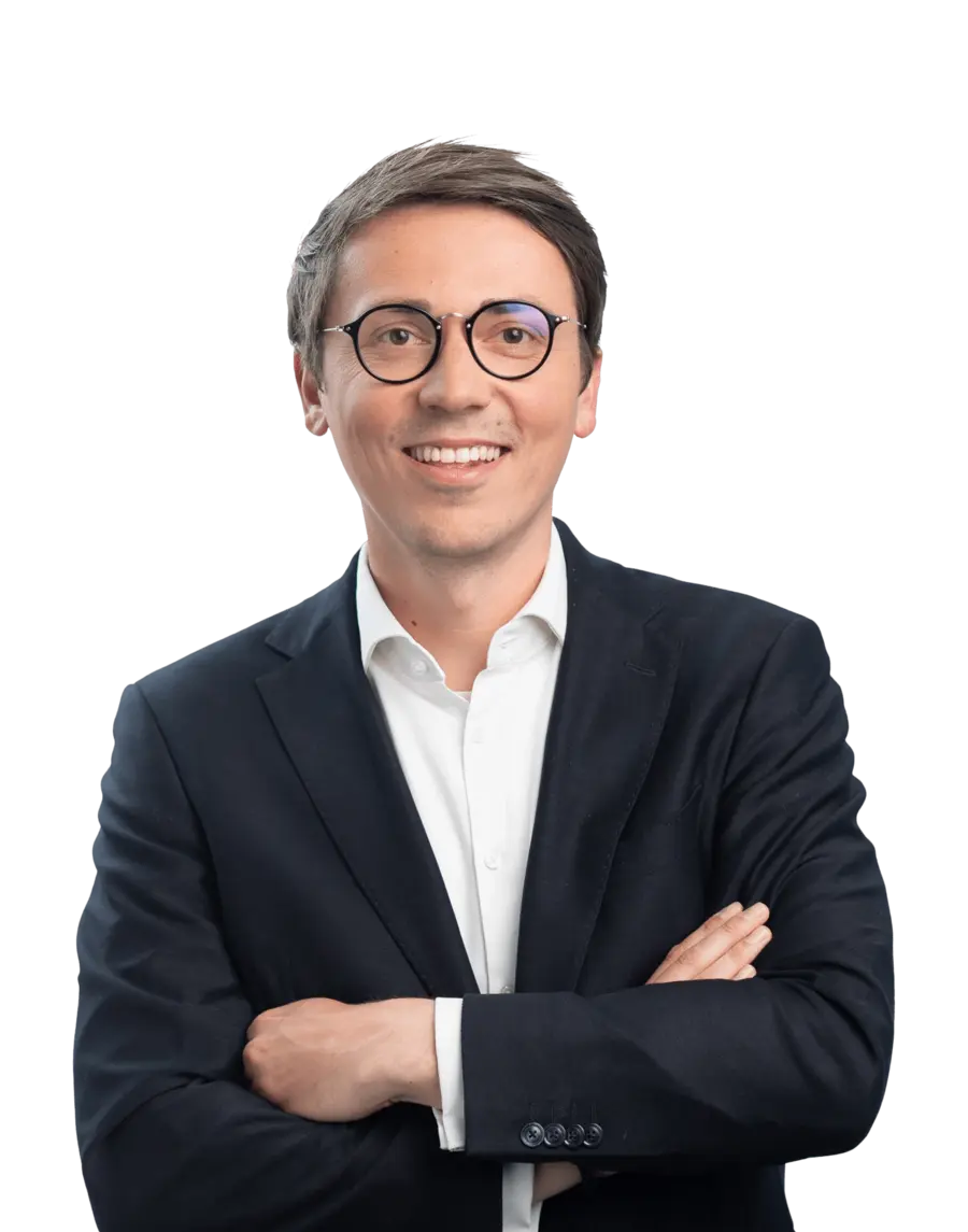 Personalberater in Business-Outfit mit verschränkten Armen, steht für professionelle Zeitarbeitsvermittlung bei Hofmann Personal.
