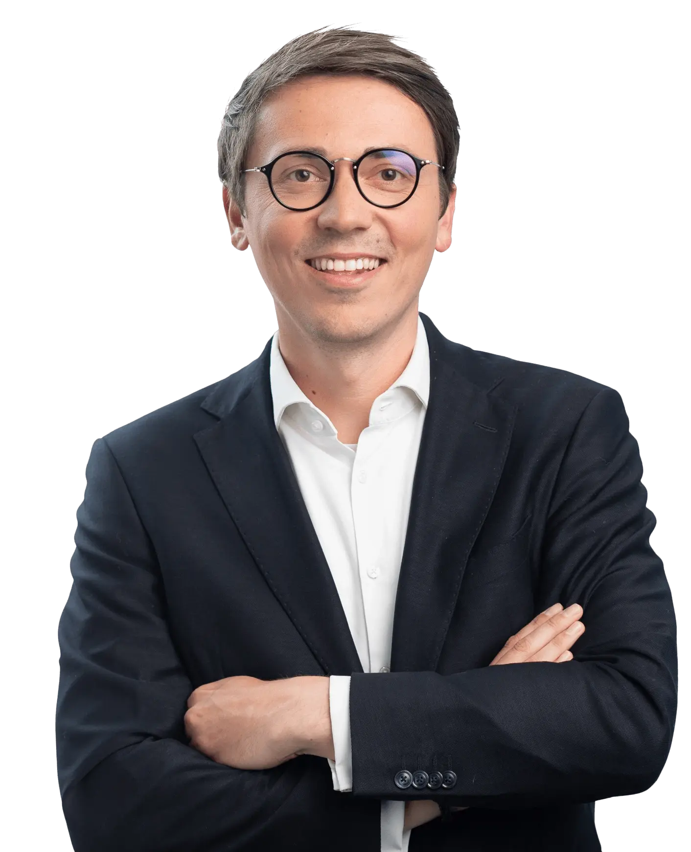 Personalberater in Business-Outfit mit verschränkten Armen, steht für professionelle Zeitarbeitsvermittlung bei Hofmann Personal.
