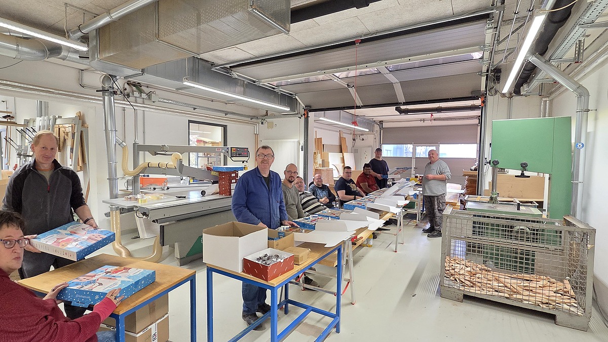 Gruppenfoto der Teilnehmer des Upcycling-Comebag-Projekts von Hofmann Personal.