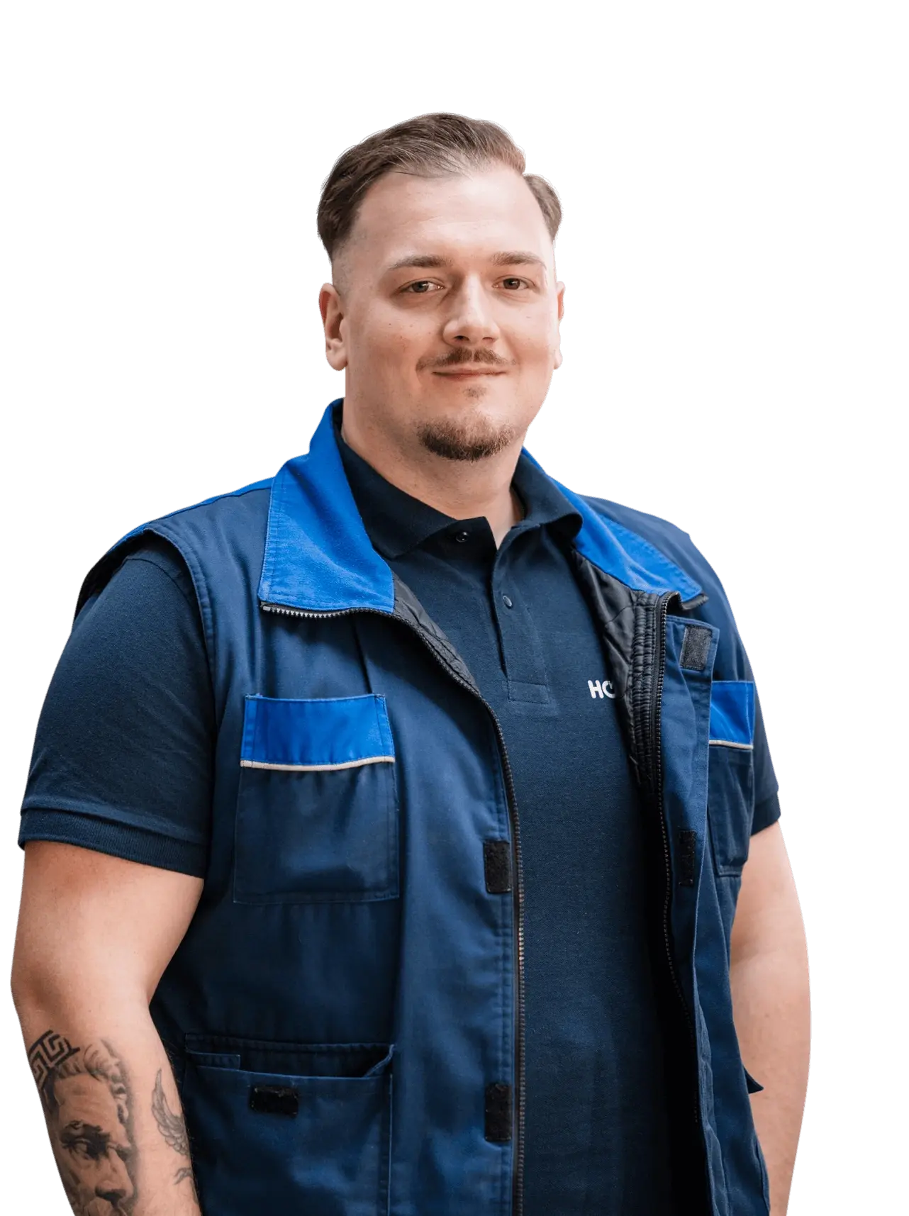 Mitarbeiter in blauer Arbeitskleidung mit Hofmann-Logo repräsentiert Zeitarbeit und technische Berufe bei Hofmann Personal.
