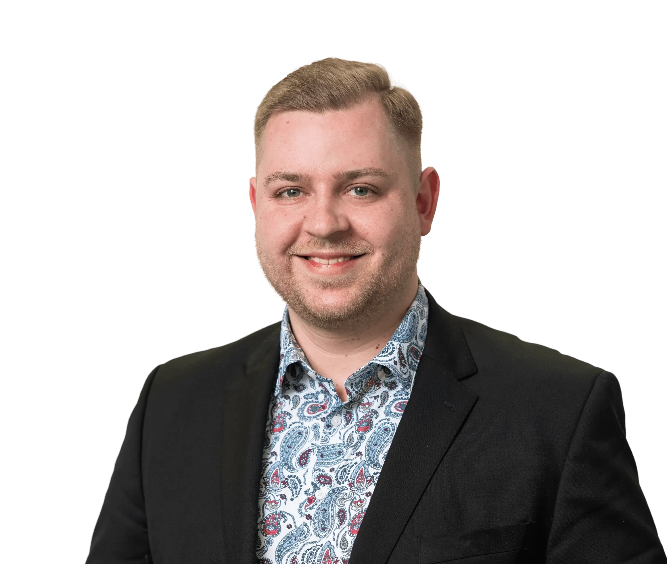 Lächelnder Mitarbeiter der Personaldienstleistungsbranche mit schwarzem Sakko und buntem Hemd.