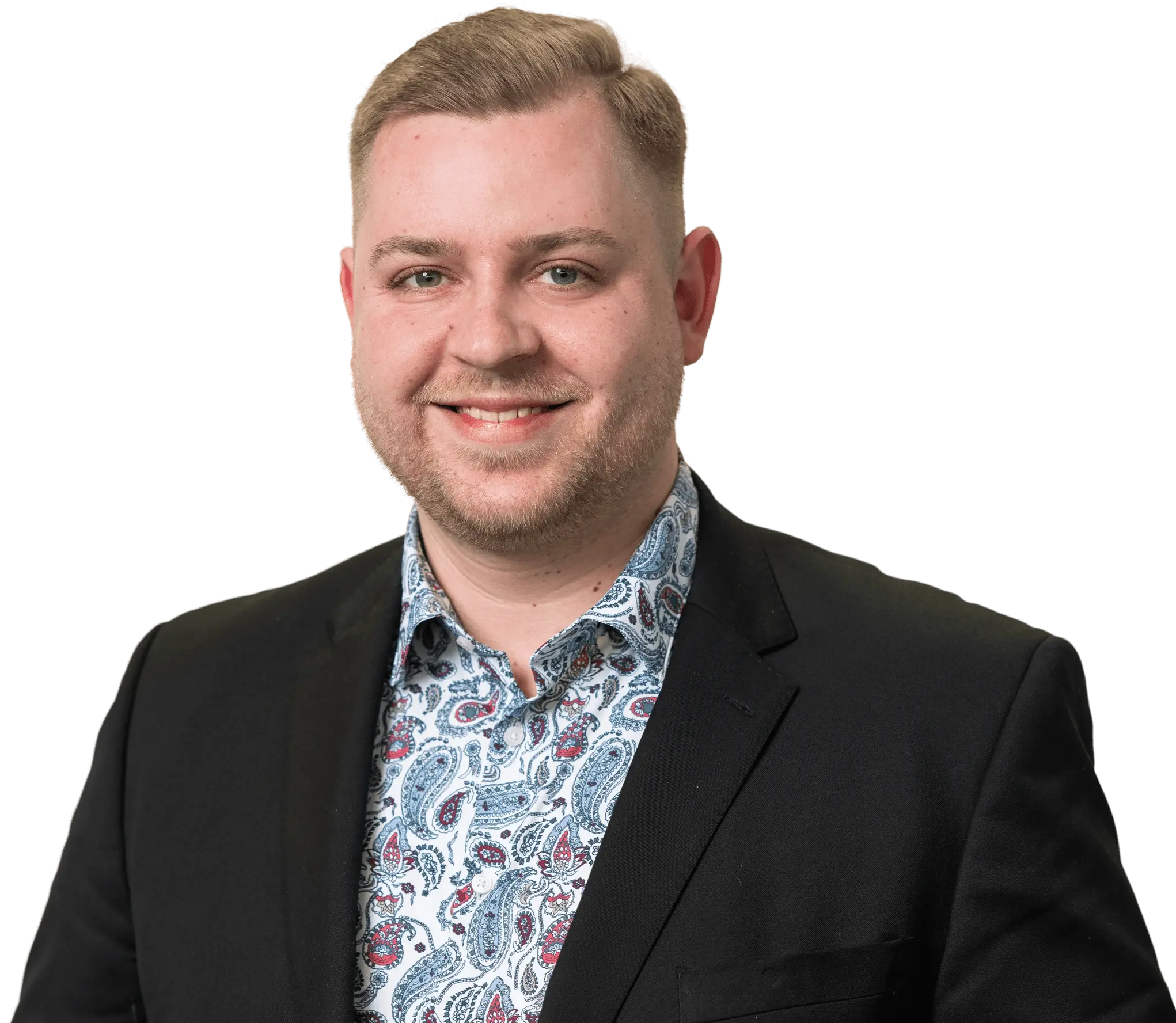 Lächelnder Mitarbeiter der Personaldienstleistungsbranche mit schwarzem Sakko und buntem Hemd. 