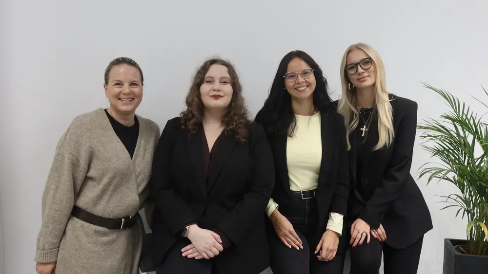 Drei Auszubildende in Businesskleidung zusammen mit der Niederlassungsleiterin des Standorts Bayreuth von Hofmann Personal.