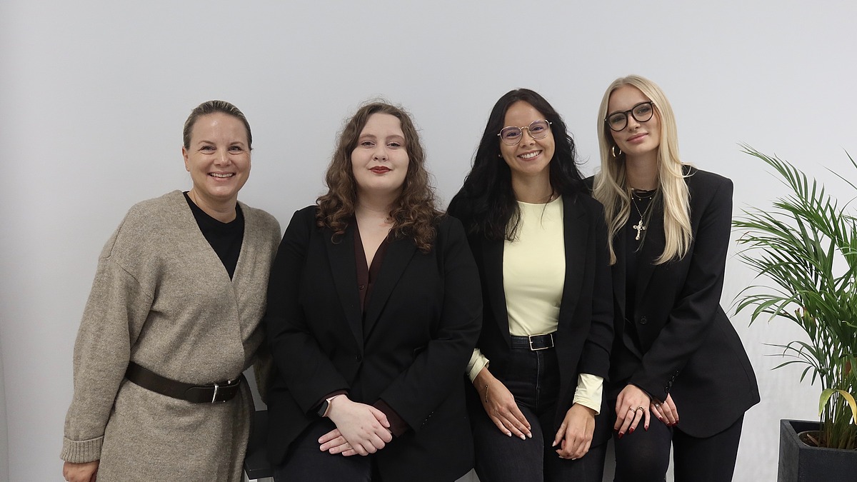 Drei Auszubildende in Businesskleidung zusammen mit der Niederlassungsleiterin des Standorts Bayreuth von Hofmann Personal.