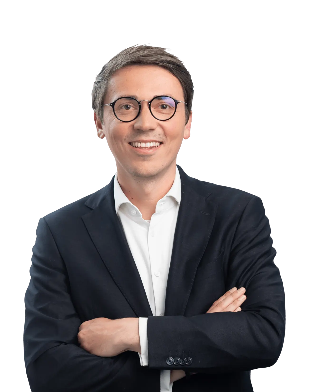 Personalberater in Business-Outfit mit verschränkten Armen, steht für professionelle Zeitarbeitsvermittlung bei Hofmann Personal.