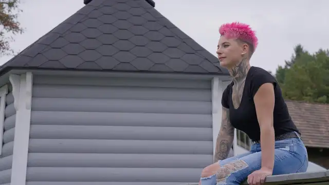 Zeitarbeiterin von Hofmann Personal mit pinken Haaren und Tattoos, die durch ihre Persönlichkeit und ihren passenden Job das Team stärkt.