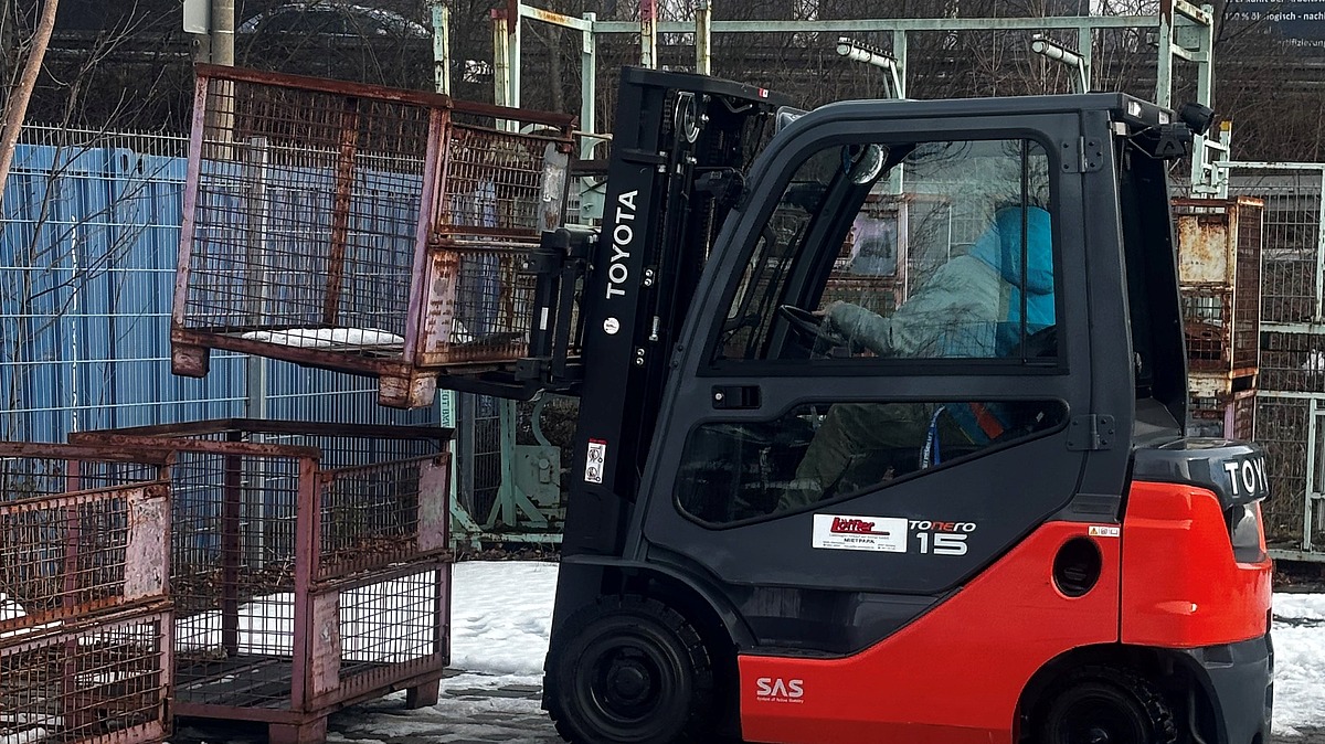 Ein Gabelstapler hebt ein Gitter hoch im Rahmen der Gabelstaplergrundausbildung von Hofmann Personal. 