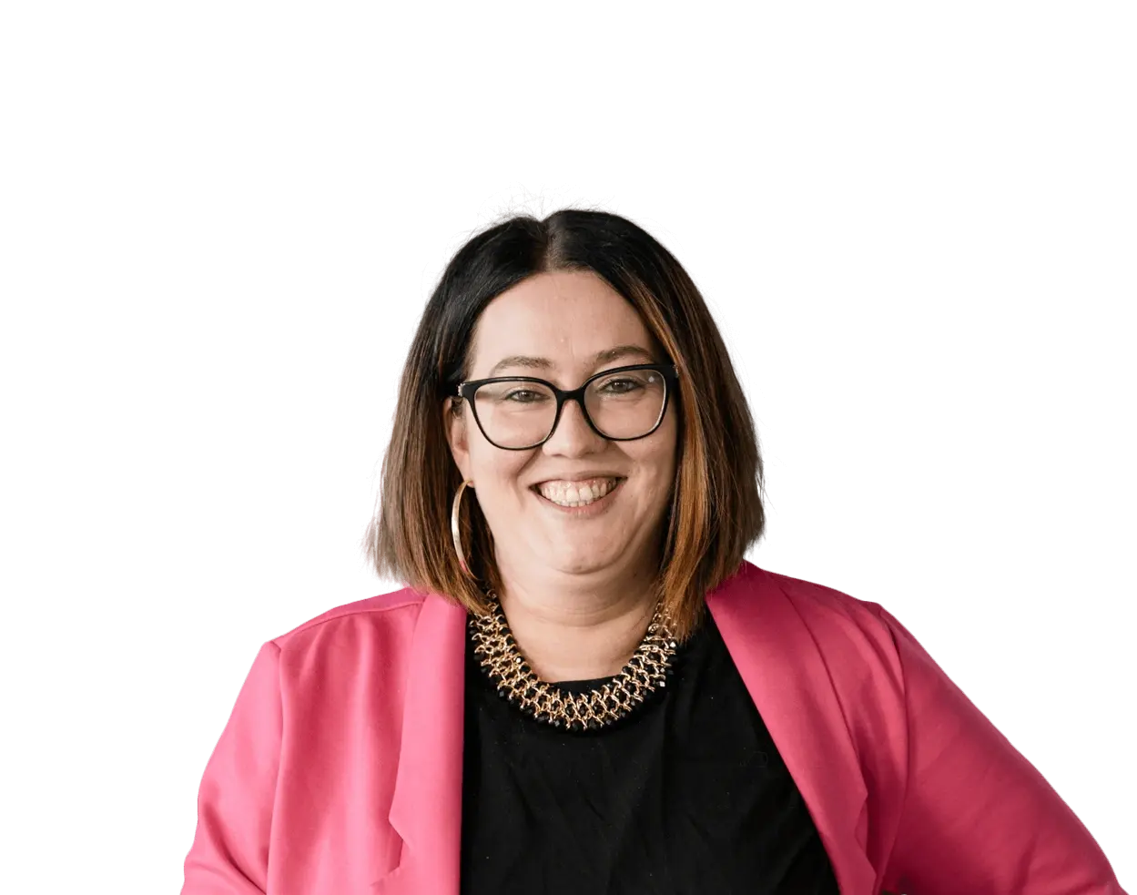 Lächelnde Mitarbeiterin in der Personaldienstleistungsbranche mit pinkem Blazer und Brille.