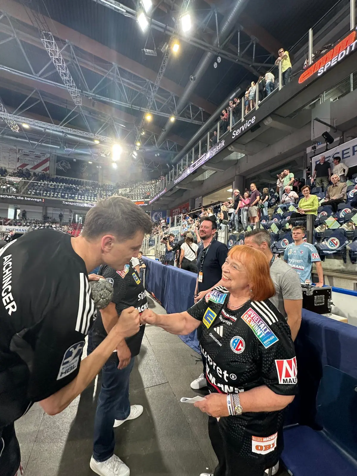 HC Erlangen Spieler begrüßen Ingrid Hofmann in der Arena – Vielfalt gewinnt Tour Hofmann Personal