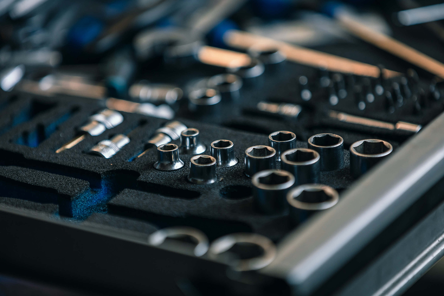 Werkzeugkasten mit Steckschlüsseln und Schraubendrehern, genutzt für Montagearbeiten im Mechatroniker-Job.