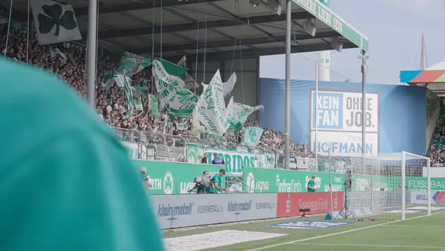 Fußballfans im Stadion mit „Kein Fan ohne Job“-Banner, zur Initaitive von Hofmann Personal für Vielfalt und Integration.