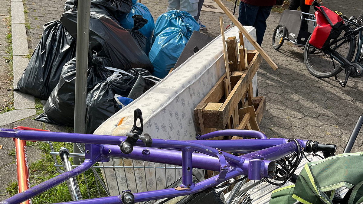 Eingesammelter Müll in einem Einkaufswagen.