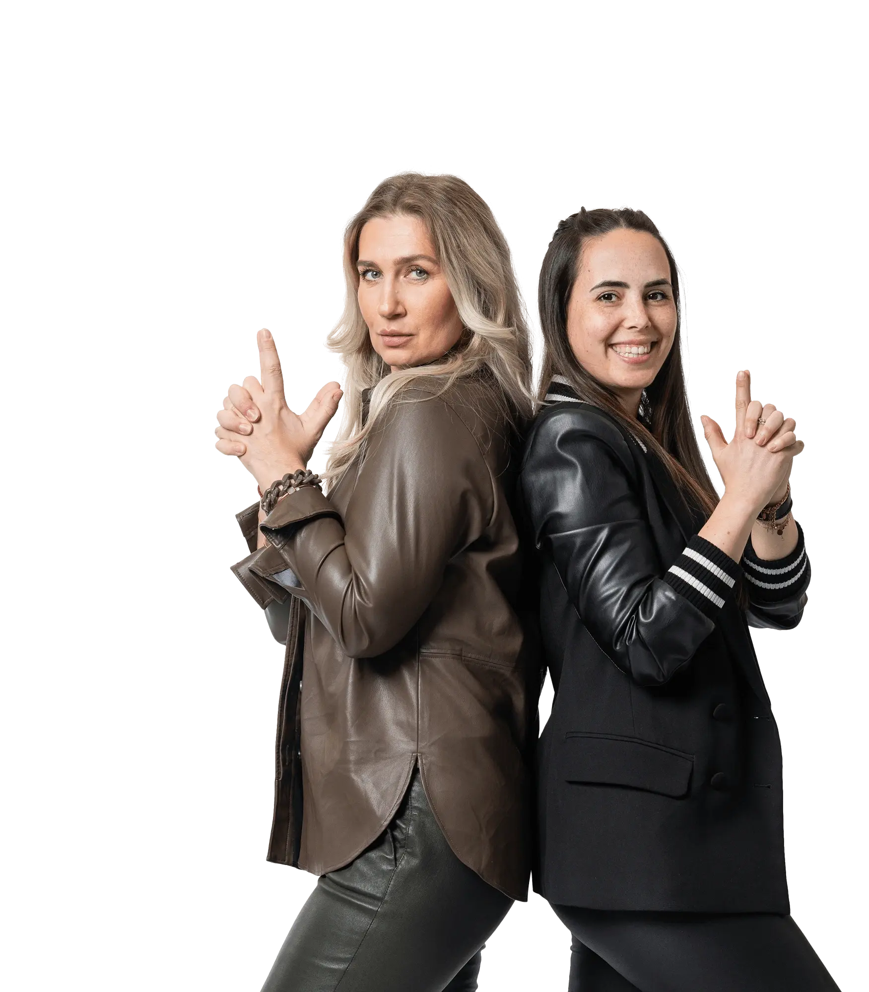 Zwei Mitarbeiterinnen im Business-Look stehen Rücken an Rücken und symbolisieren Teamwork und Professionalität für im Bereich Freelancing.