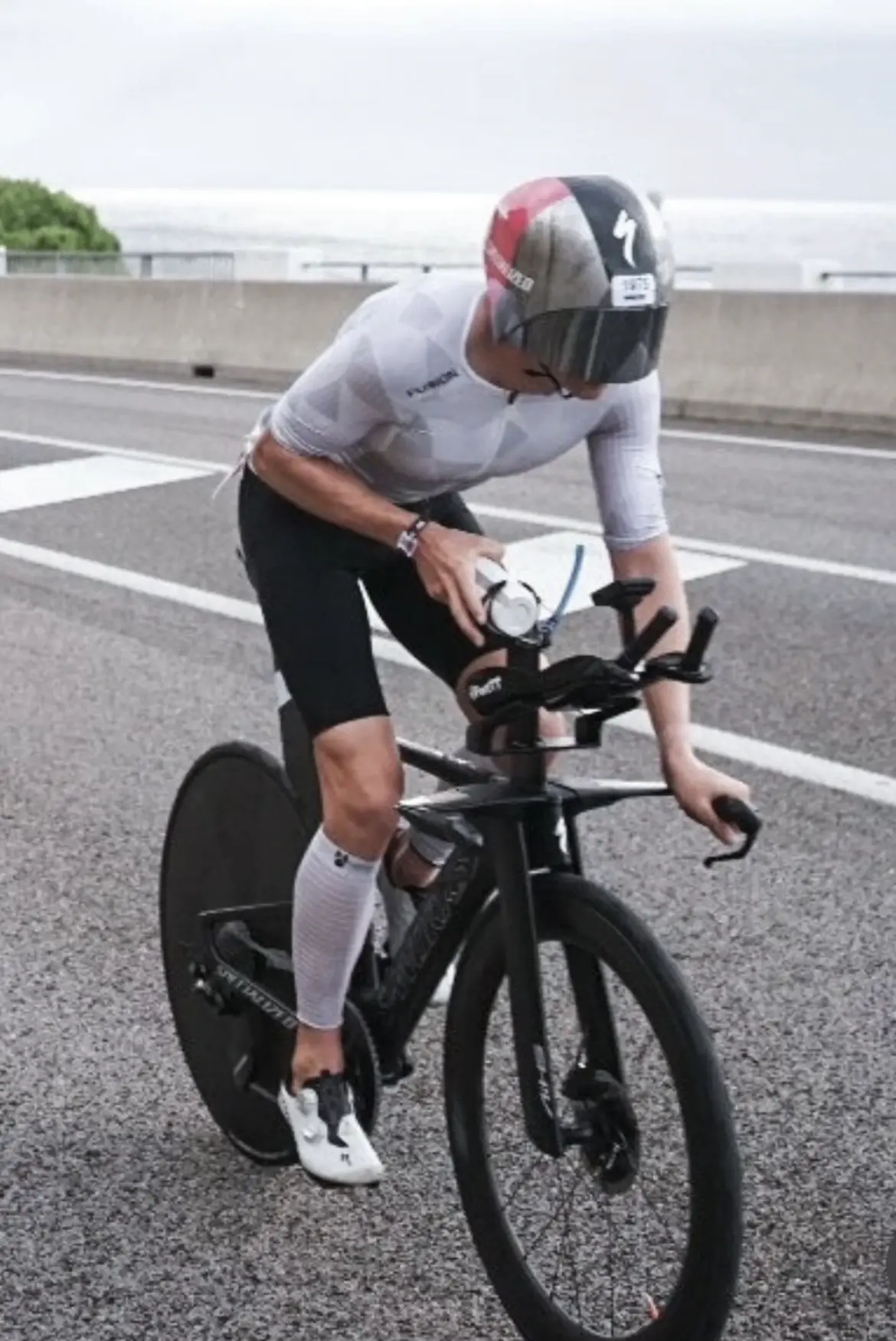 Hofmann Personal Brand Ambassador Niko Presl, professioneller Triathlet, in weißer Rennradbekleidung auf dem Rennrad.