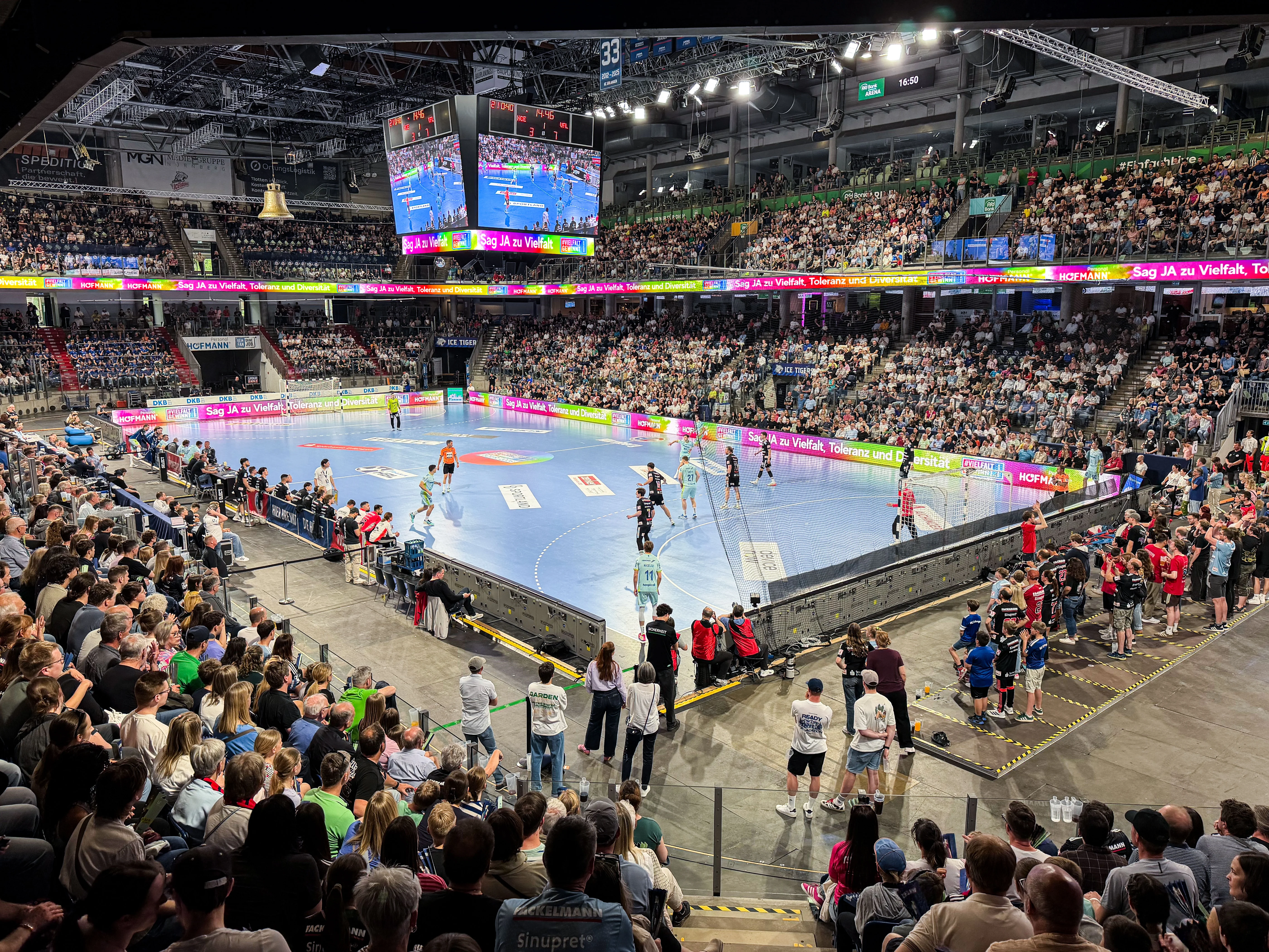 Vollbesetzte Handball-Arena beim Vielfalt gewinnt Tour – Hofmann Personal Sponsoring Event