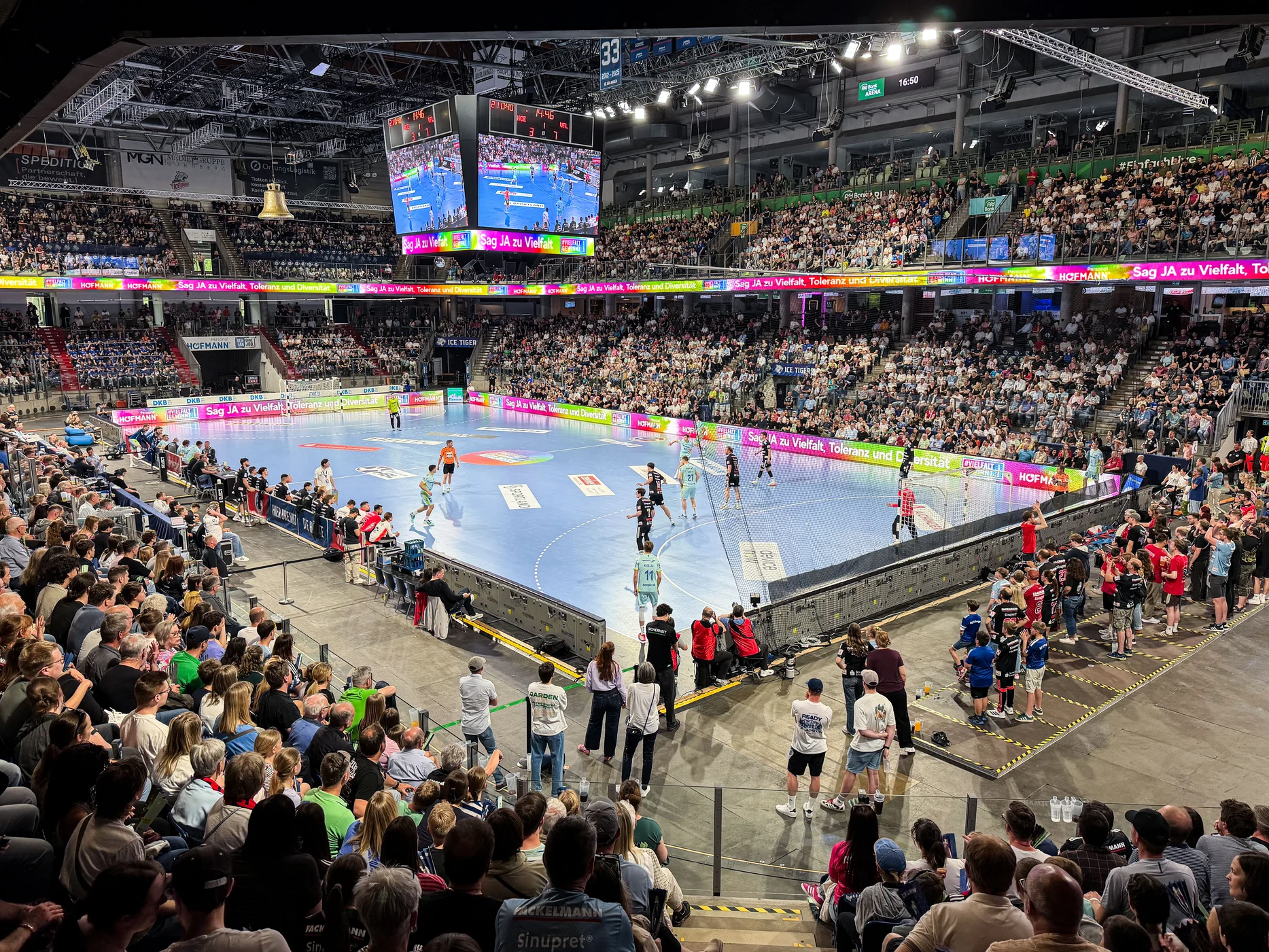 Vollbesetzte Handball-Arena beim Vielfalt gewinnt Tour – Hofmann Personal Sponsoring Event