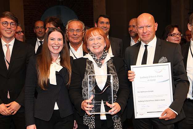 Gruppenfoto im Rahmen der Verleihung des Ludwig-Erhard-Preis in Gold