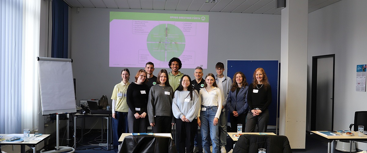 Gruppenfoto von den Teilnehmern des 6. TH-Praxistag bei Hofmann Personal und einem Fußballspieler der Spvgg Greuther Fürth.