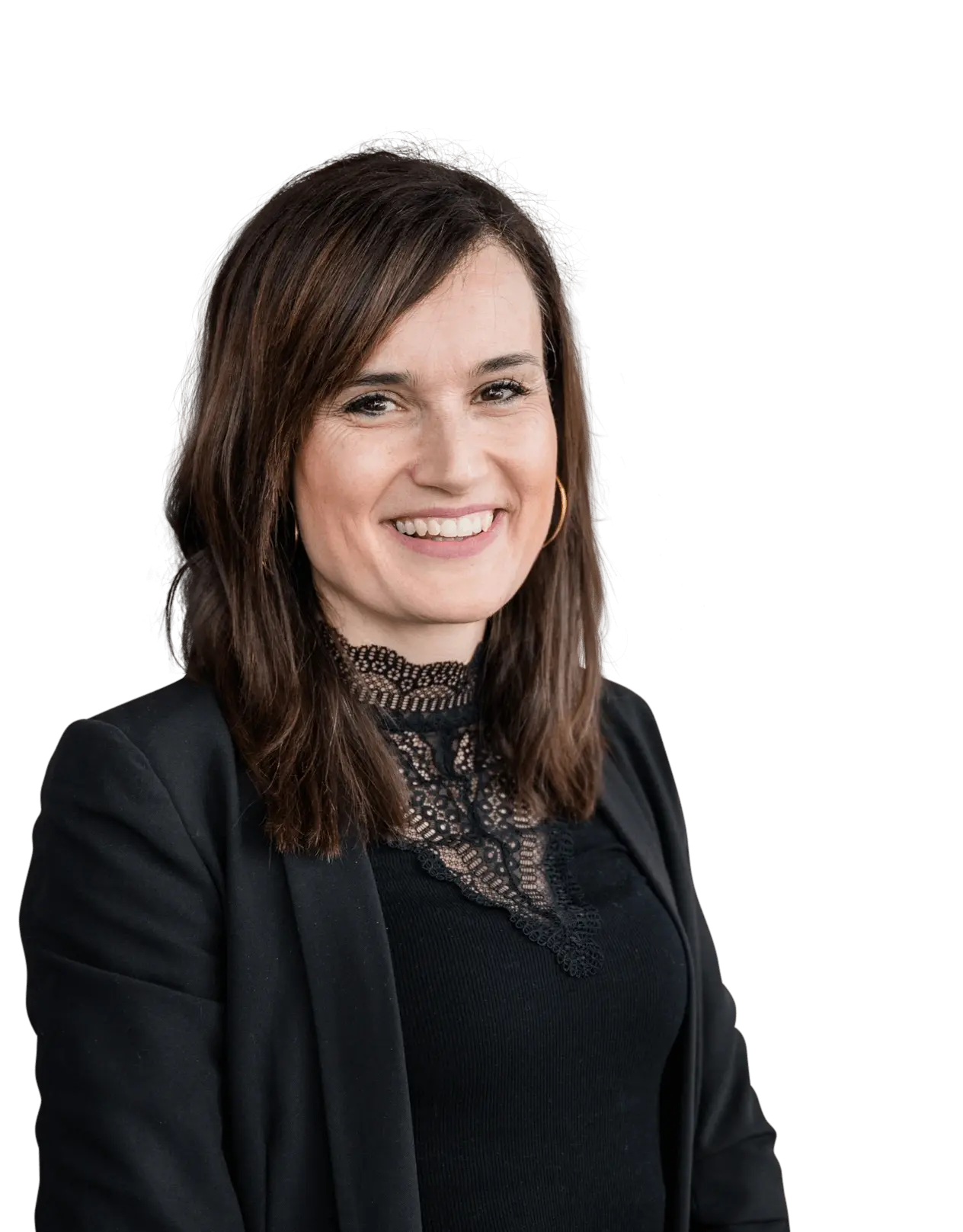 Mitarbeiterin in schwarzem Blazer und Spitzenoberteil, repräsentiert Zeitarbeit bei Hofmann Personal.