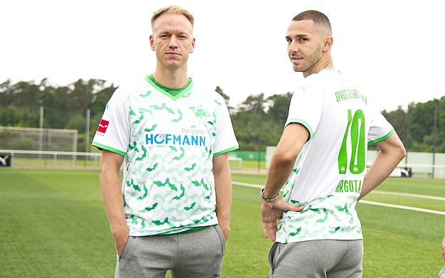 Foto auf dem Fussball Platz Spieler von Greuther Fürth