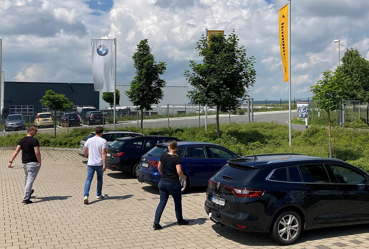 Zu den Autos, fertig, los…Jetzt beginnt der Praxisteil für Dominik Meyer, David Loy und Anja Herzog (v.l.).