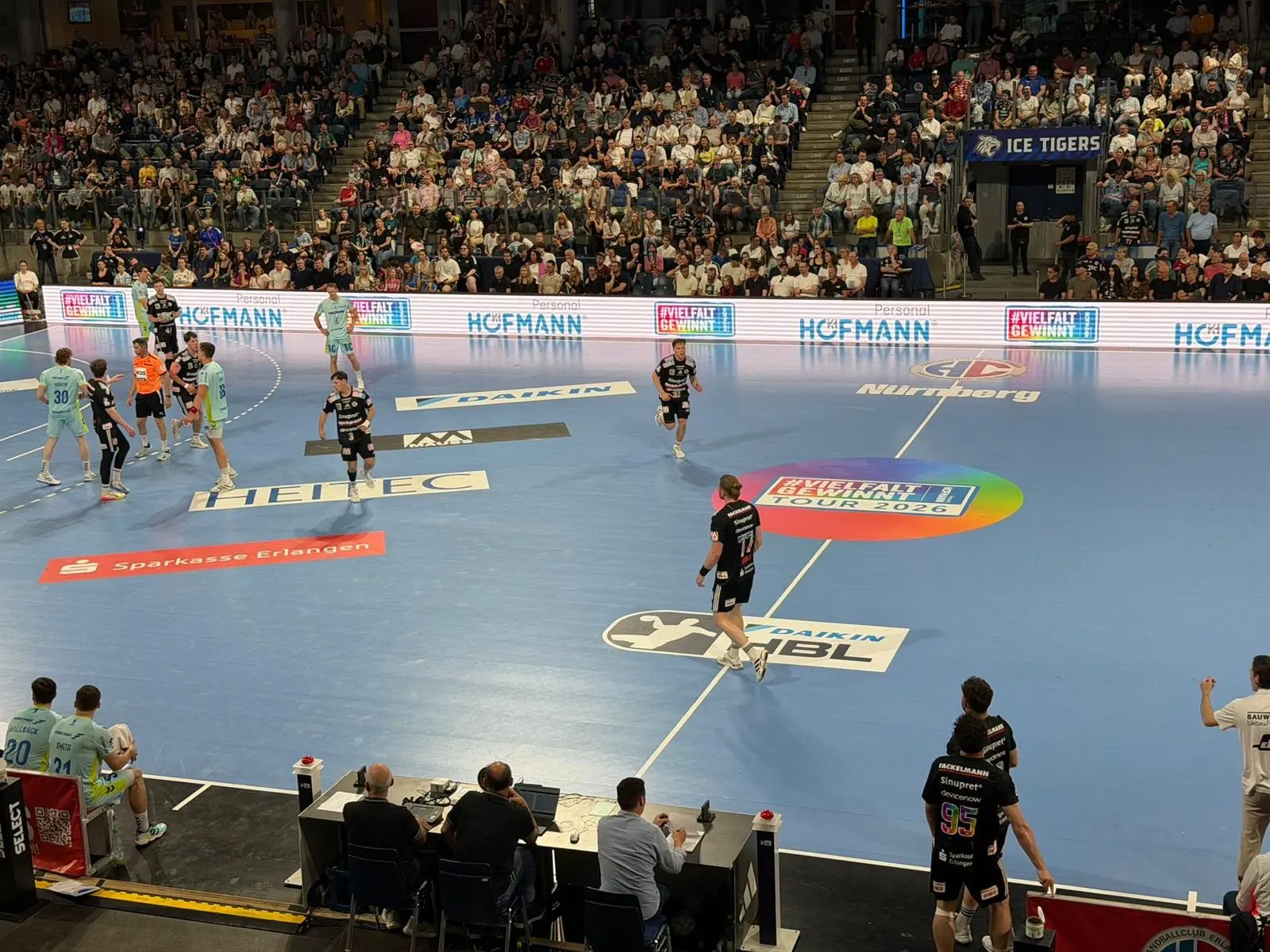 Stimmungsvolle Handball-Arena mit Zuschauern beim Vielfalt gewinnt Tour – Hofmann Personal