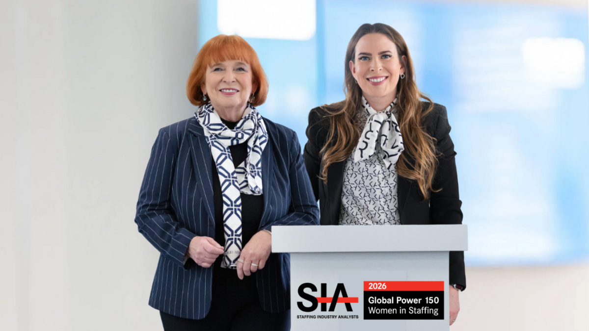 Ingrid Hofmann und Sonja Heinrich stehen nebeneinander, im Rahmen der Auszeichnung „SIA Global Power 150 Women in Staffing“.