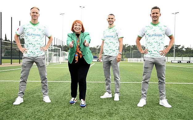 Foto auf dem Fussballplatz Frau Hofmann und Fussball Spieler