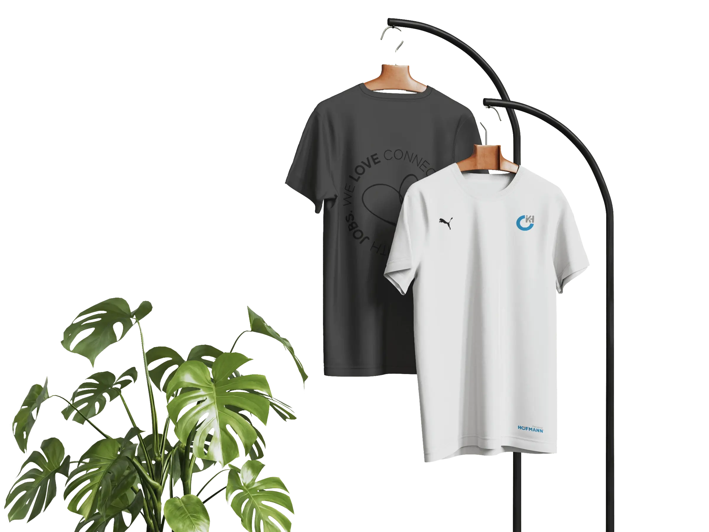 Zwei T-Shirts von Hofmann Personal auf einem Ständer.